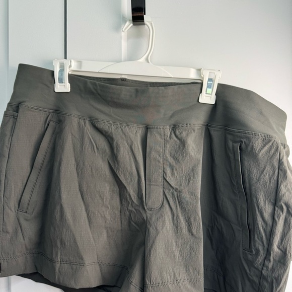 Athleta Trekkie North Shorts Women's Size 18 530626-02 Olive Green NWT Hiking - Picture 4 of 12